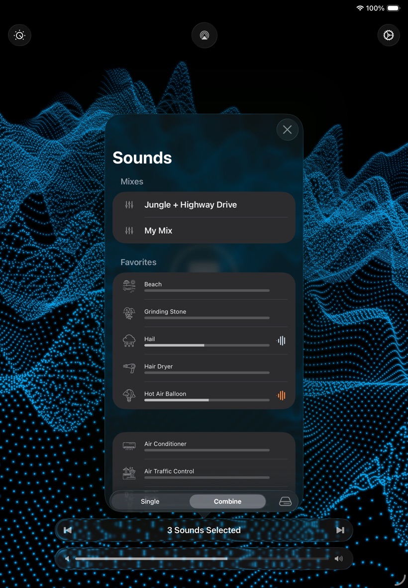 White Noise sur iPad : la liste des sons avec les mix enregistrés et les favoris, sur le visualiseur bleu